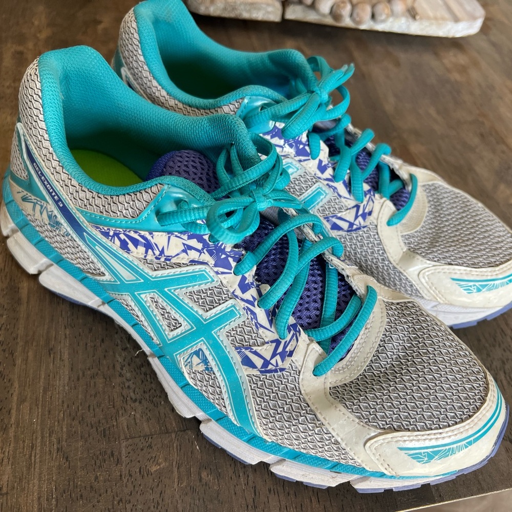 Woman’s asics 10.5